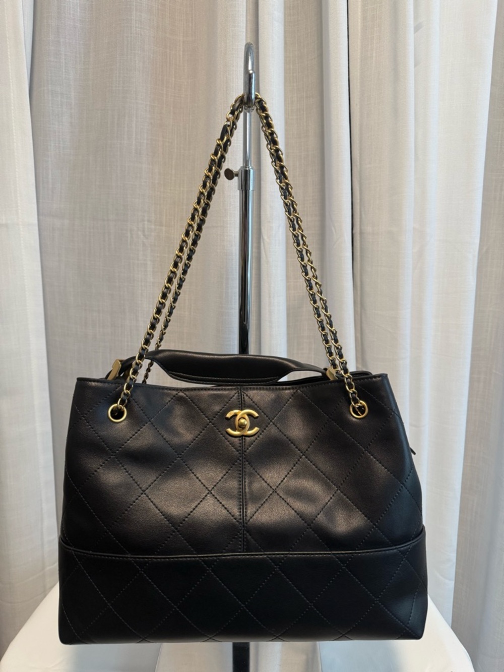 Black ‘CC’ shoulder bag